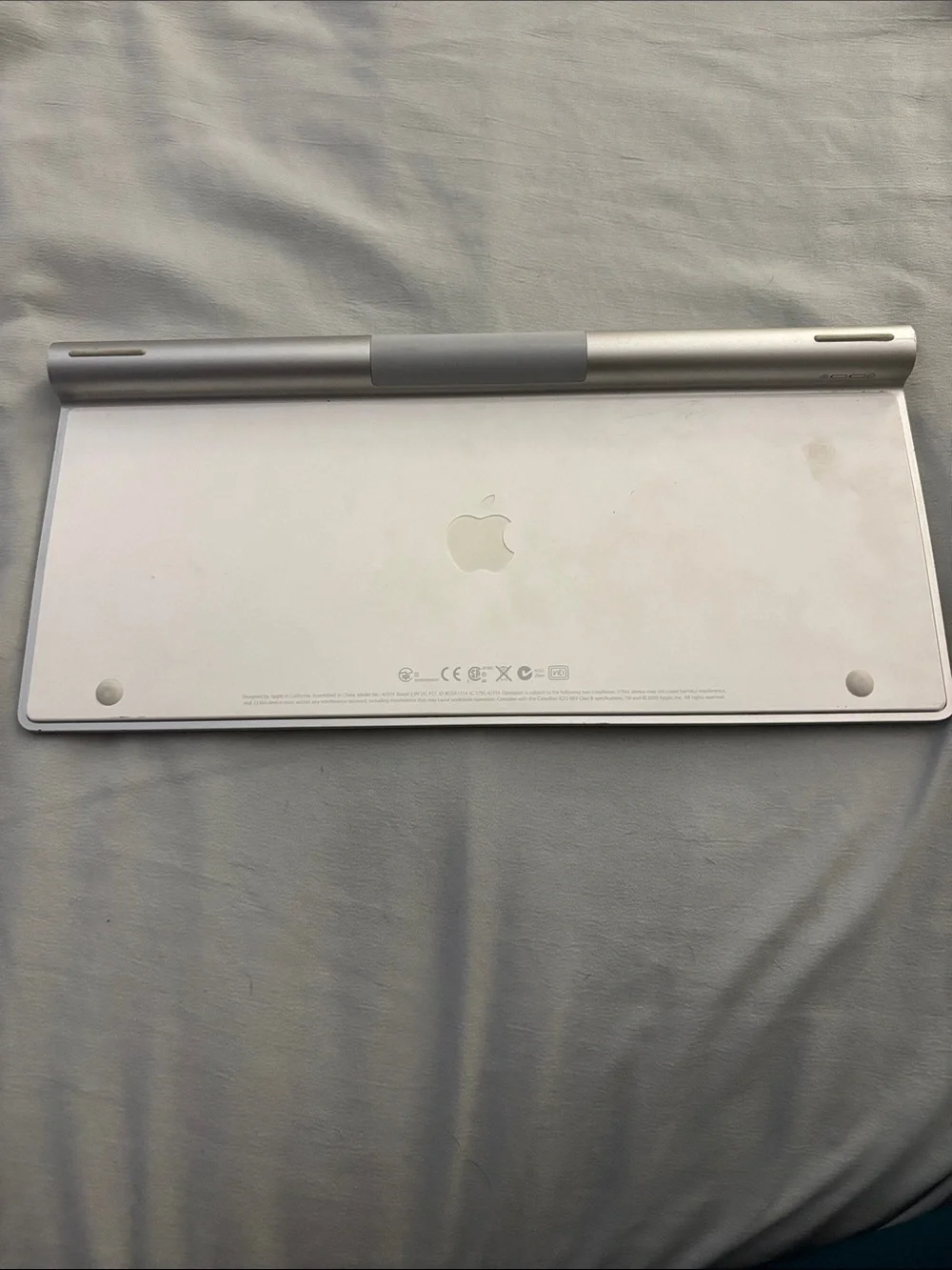 Apple Wireless Bluetooth Keyboard in White and Silver